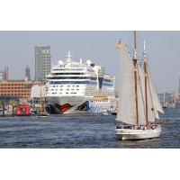 4100_3137 Segelschiff auf der Elbe vor dem Kreuzfahrtterminal Altona. | 